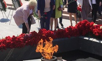 Возложение цветов к вечному огню
