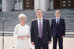 Еще 57 новеньких автомобилей отправятся в медучреждения Самарской области: сегодня губернатор Дмитрий Азаров передал медикам региона ключи от 40 "Грант" и 17 "Нив". #1