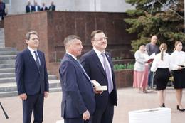 Еще 57 новеньких автомобилей отправятся в медучреждения Самарской области: сегодня губернатор Дмитрий Азаров передал медикам региона ключи от 40 "Грант" и 17 "Нив". #2