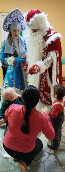 Поздравление Деда Мороза и Снегурочки в детском отделении поликлиники #4