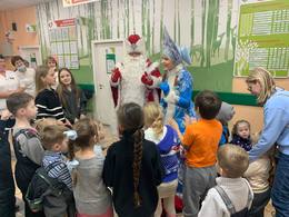 Поздравление Деда Мороза и Снегурочки в детском отделении поликлиники #3