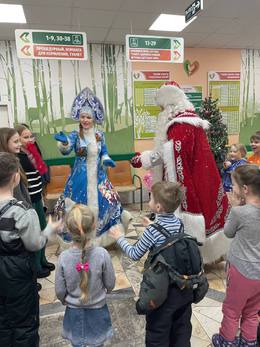 Поздравление Деда Мороза и Снегурочки в детском отделении поликлиники #2