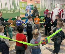 Поздравление Деда Мороза и Снегурочки в детском отделении поликлиники #1