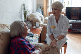 В преддверии великого праздника - 80 лет со Дня Победы главный врач Самарской городской клинической поликлиники № 15 Промышленного района - Анна Владимировна Дзюбайло посетила пациентку, труженицу тыла Думину Людмилу Федоровну. #8