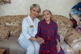 В преддверии великого праздника - 80 лет со Дня Победы главный врач Самарской городской клинической поликлиники № 15 Промышленного района - Анна Владимировна Дзюбайло посетила пациентку, труженицу тыла Думину Людмилу Федоровну. #7