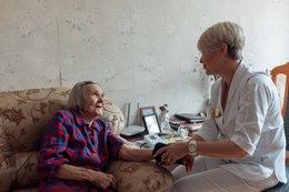 В преддверии великого праздника - 80 лет со Дня Победы главный врач Самарской городской клинической поликлиники № 15 Промышленного района - Анна Владимировна Дзюбайло посетила пациентку, труженицу тыла Думину Людмилу Федоровну. #6