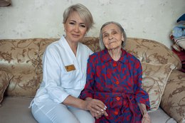 В преддверии великого праздника - 80 лет со Дня Победы главный врач Самарской городской клинической поликлиники № 15 Промышленного района - Анна Владимировна Дзюбайло посетила пациентку, труженицу тыла Думину Людмилу Федоровну. #5