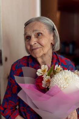 В преддверии великого праздника - 80 лет со Дня Победы главный врач Самарской городской клинической поликлиники № 15 Промышленного района - Анна Владимировна Дзюбайло посетила пациентку, труженицу тыла Думину Людмилу Федоровну. #4