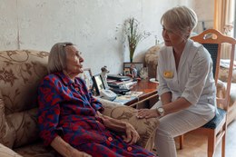 В преддверии великого праздника - 80 лет со Дня Победы главный врач Самарской городской клинической поликлиники № 15 Промышленного района - Анна Владимировна Дзюбайло посетила пациентку, труженицу тыла Думину Людмилу Федоровну. #3