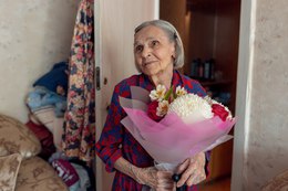 В преддверии великого праздника - 80 лет со Дня Победы главный врач Самарской городской клинической поликлиники № 15 Промышленного района - Анна Владимировна Дзюбайло посетила пациентку, труженицу тыла Думину Людмилу Федоровну. #2