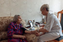 В преддверии великого праздника - 80 лет со Дня Победы главный врач Самарской городской клинической поликлиники № 15 Промышленного района - Анна Владимировна Дзюбайло посетила пациентку, труженицу тыла Думину Людмилу Федоровну. #1